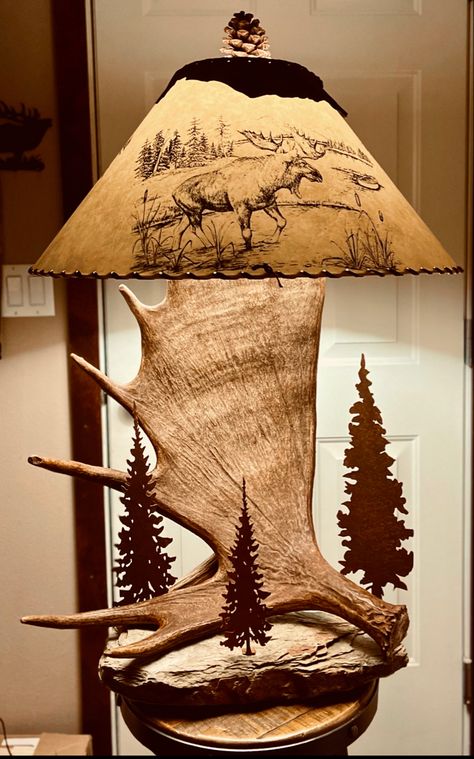 Antler Lamp Diy, Moose Decor Rustic, Antler Home Decor Ideas, Moose Horn Decor, Moose Antler Art, Deer Horn Decor Ideas, Moose Antler Decor, Moose Horns, Antler Lamps