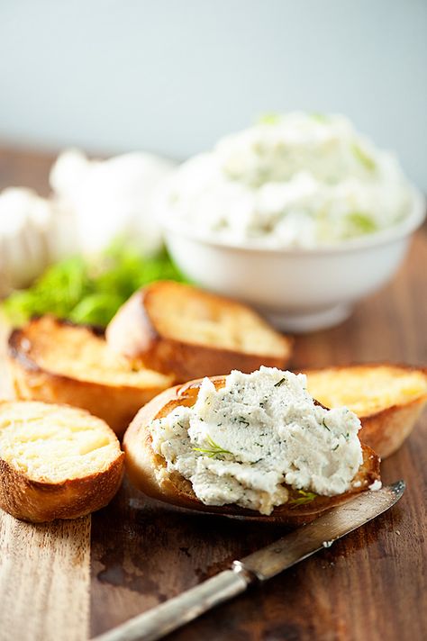 This roasted garlic and dill ricotta spread makes for the perfect crostini recipe! Spread on the creamy cheese and it’s such a satisfying appetizer! This post was created in partnership with Tiny Prints and CafeMom. If I told you guys I had some big, important, mayjah news to share with you right now, what would … Ricotta Spread, Ricotta Dip, Vegetable Dips, Dill Dip, Crostini Recipes, Ranch Dip, Diet Vegetarian, Creamy Cheese, Appetizer Dips