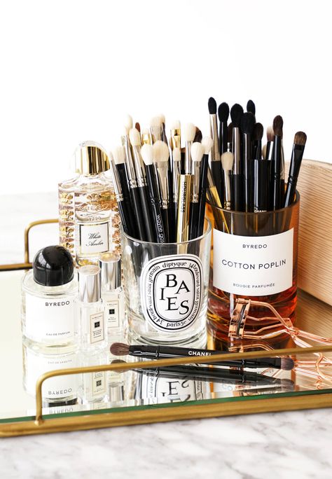 Best Eye Makeup Brushes | The Beauty Look Book Mac Eyelashes, Victoria Evans, Diptyque Decor, Chanel Brushes, Tools Illustration, Makeup Tools Products, Wayne Goss, Make Up Storage, Eye Makeup Tools