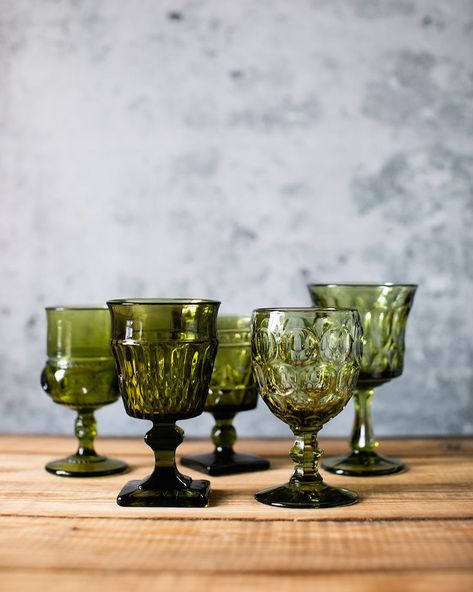 Beautiful Spring palette! Vintage goblets are our favorite way to add color to a tablescape. Get the look: Rose Colored Glasses pink goblets Green River green goblets Purple Rain violet goblets 📸: @maisiesnyderphoto @melbarlow 👩‍💻: @kzweddingsevents 🍽: @northcountryvintage 💐: @roseryflowers Pink Goblets, Green Goblets, Vintage Goblets, Mismatched China, Look Rose, Spring Palette, Colored Glasses, Creative Tables, Gold Flatware