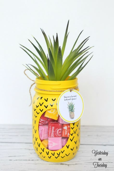 Transform a plain mason jar into a fun pineapple candy jar, plus free printable tags. Perfect back to school teacher's gift. Gratis Printables, Mason Jar Projects, Crafts For Teens To Make, Diy Pom Pom, Mason Jar Gifts, School Teacher Gifts, Navidad Diy, Jar Diy, Cadeau Diy