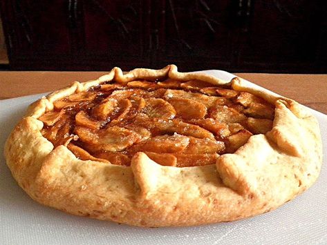 A crostata is an Italian version of a free-form tart, it is called galette by the French. I had used apples as the filling but you ... Apple Crostada, Apple Crostata Recipe, Apple Crostata, Healthy Apple Desserts, Crostata Recipe, Fall Apple Recipes, Perfect Pies, Thanksgiving Desserts, Apple Desserts