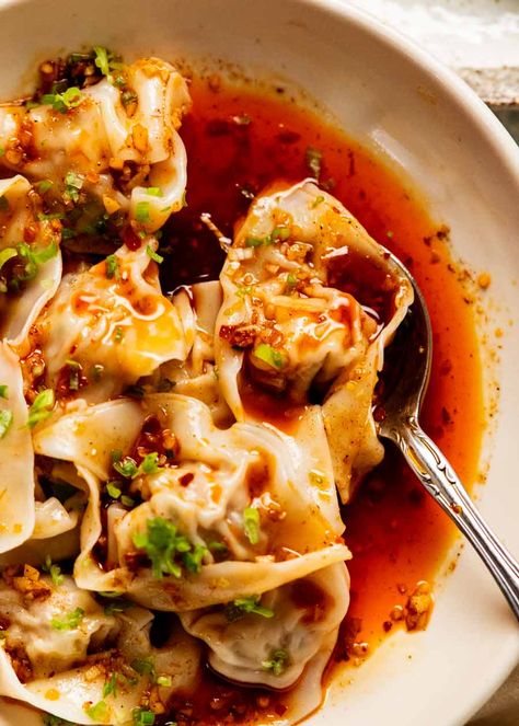 Close up of Spicy Wontons in Chilli Sauce - Din Tai Fung Chilli Oil Wonton, Din Tai Fung Spicy Wonton Recipe, Din Tai Fung Spicy Noodles Recipe, Spicy Wontons, Dumpling Sauce, Din Tai Fung, Wonton Recipes, Arroz Frito, Recipetin Eats