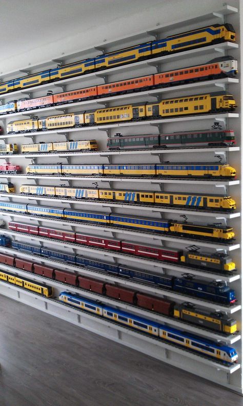 Model Train Storage, Train Display Ideas, Train Room Decor, Model Trains Ho Scale, Model Train Display, Ho Train Layouts, Hot Wheels Display, Lego Train, Model Railway Track Plans