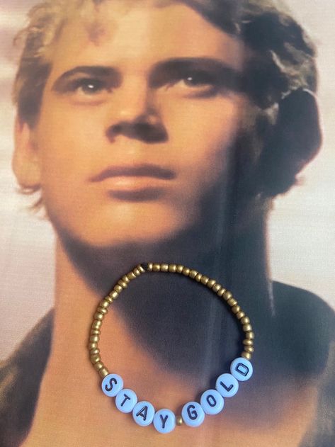 The outsiders ponyboy inspired bead bracelet with the line 'Stay Gold' Sleepover Bracelets, The Outsiders Bracelet Ideas, The Outsiders Bracelet, 80s Bracelets, Christian Tats, Outsiders Ponyboy, The Outsiders Ponyboy, Bracelets Bff, Outsiders Greasers