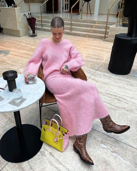 Hot Pink Sweater Outfit, Marianne Theodorsen, Scandi Street Style, Pink Sweater Outfit, Casual Dinner Outfits, Sweater Outfit Ideas, Chica Chola, Dinner Outfit Casual, Pink Sweater Dress