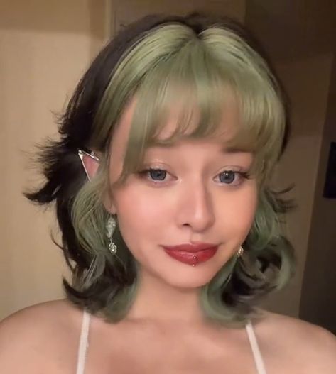 Hair Bangs Color Ideas, Aesthetic Hair Dye Ideas For Brunettes, Halo Dyed Hair With Bangs, Blond Hair With Green Highlights, Hair Color For Chubby Face, Dyed Fringe Bangs, Green Bangs Brown Hair, Hair Dye Ideas Medium Length, Bangs Different Color Than Hair