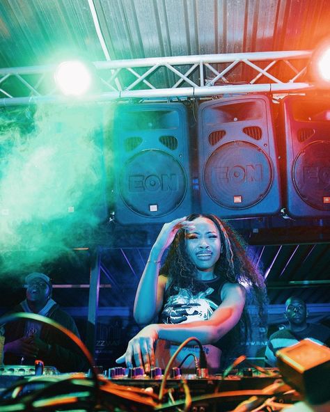 Black Female Dj Aesthetic, Music Performance Aesthetic, Amapiano Aesthetic, Female Dj Aesthetic, Afrobeats Aesthetic, Woman Dj, Dj Photoshoot, Dj Female, Uncle Waffles