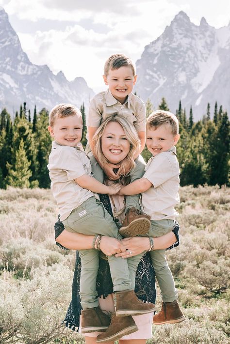 An adventurous family portrait session at Grand Teton National Park. Featuring outfit inspiration for outdoor family portraits in Jackson Hole and all of Wyoming. | Jenna Boshart Photography Zion National Park Family Photos, Yellowstone Family Photos, Montana Family Photos, Family Session Poses, Adventurous Family, Outdoor Family Portraits, Adventure Branding, Adventure Family, Outdoor Family Photos