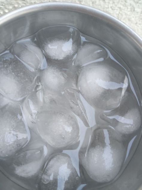 Ice Cubes Aesthetic, Ice Eater, Ice Witch, Salon Wallpaper, Ice Aesthetic, Iced Water, Agua Natural, Ice Facial, 2010s Aesthetic