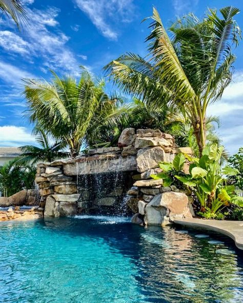 Beautiful Pools Backyard, Pool Designs Modern, Backyard Ambiance, Tropical Pools, Lakeview House, Pool Waterfalls, Pool Design Modern, Insane Pools, Modern Pool