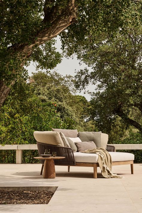 Outdoor daybed with decorative cushions by the poolside, creating a relaxing oasis Outdoor Daybed Ideas, Lounge Exterior, Pool Lounge Area, Blender Environment, Poolside Design, Daybed Outdoor, Italy Furniture, Pool Bed, Luxury Outdoor Living