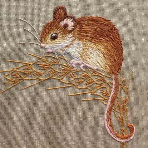 harvest mouse Mouse Applique, Harvest Mouse, Silk Ribbon Embroidery Patterns, Ribbon Embroidery Tutorial, Christmas Embroidery Patterns, Hand Embroidery Patterns Flowers, Embroidery Stitches Tutorial, Brazilian Embroidery, Japanese Embroidery