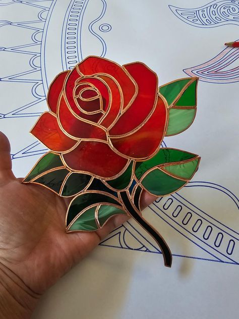 Stain Glass Flower Pattern, Flower Vitray, Stained Glass Rose Patterns, Stained Glass 3d Flowers Patterns, Stained Glass Art Rose, Stained Glass Rose, Stained Glass Windows Church, Stained Glass Gifts, Glass Rose