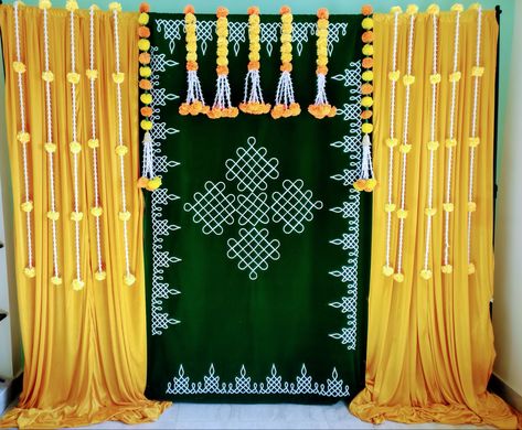 Rangoli Backdrop Decoration, Kolam Backdrop Decor, Function Decoration Ideas, Banana Leaf Backdrop, Marriage Backdrop, Haldi Function Decoration, Indian Floral Decor, Pooja Backdrop, Backdrop Rental