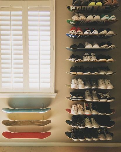 diy skateboard shelfs Rak Sepatu Diy, Skjulte Rum, Diy Shoe Rack Ideas, Skateboard Shelves, Skateboard Room, Skateboard Furniture, Koti Diy, Diy Shoe Storage, Diy Shoe Rack