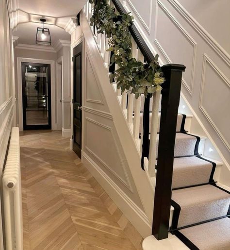 Front Yard Decorations, White Minimalist Home, Minimalist Home Decor Ideas, Elegant Staircase, Boho Black And White, Entrance Hall Decor, Hall Stairs, Victorian Hallway, Staircase Designs