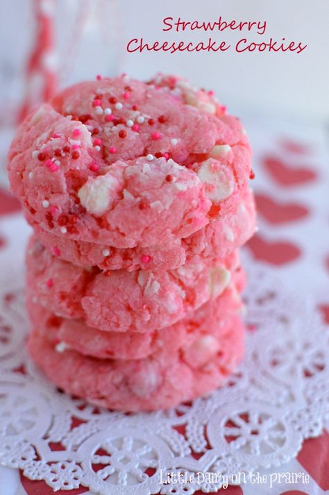 Easy Strawberry Cheesecake Cookies, Easy Pretty Cookies, Valentines Food Treats, Valentine Desserts Easy, Valentines Dessert Box Ideas, Snack Party Food, Valentines Dessert Ideas, Valentine Dessert Ideas, Strawberries Cookies