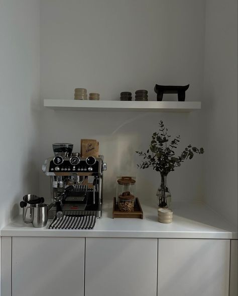 Coffee Corner Minimalist, Black Coffee Corner, Minimal Coffee Station, At Home Coffee Station, Coffee Bar Minimalist, Minimal Coffee Bar, Organized Cupboards, Coffee Corner Aesthetic, Minimalist Coffee Bar