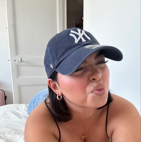 yankees baseball cap, cute short hair, bob hair cut inspo, mini gold hoops, bodysuit, jeans, cute room Shirt Hair Hat, Nyc Baseball Cap Outfit, Ball Cap With Bangs, Hat With Bob Haircut, Short Hair In Hats Baseball, Short Hair Cap Outfit, Short Hair And Ball Caps, Short Hair And Beanie, Short Hair In Hat