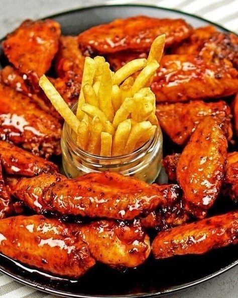 These honey chicken is super crispy and coated in a delicious homemade spicy sauce. Garlic Sriracha Chicken, Sriracha Chicken Wings, Wing Sauce Recipes, Chicken Wing Sauces, Sriracha Chicken, Chile Sauce, Sweet Chicken, Avocado Salad Recipes, Weekend Dinner