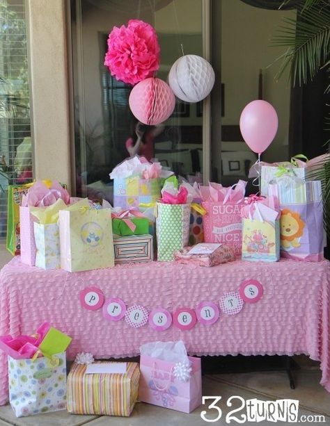 Present Table, Baby Shower Girl Diy, Boy Baby Shower Centerpieces, Idee Babyshower, Baby Shower Cakes Girl, Baby Shower Bbq, Beer Birthday, Girl Birthday Decorations, Baby Shower Presents