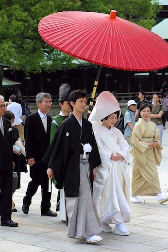 This scene of a traditional wedding is quite unique. Showing in every way what Japan is (or use to be). The bride is conducted by the groom and a careful mother is walking the side.  #kimono #weddingdress #japanese #japanesewedding #culturalweddings #weddingplanning #jevel #jevelwedding #jevelweddingplanning Japanese Wedding Ceremony, Japanese Wedding Dress, Japanese Bride, Wedding Procession, Japanese Wedding, Ethnic Wedding, Multicultural Wedding, Marriage Vows, Royal Weddings