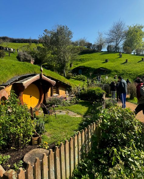 📍Hobbiton Movie set, New Zealand The Hobbiton Movie Set in Matamata New Zealand is a must see for all my “The Hobbit” & “Lord of the Rings” fans. If you plan on buying a ticket, there are a lot of day tour options available for purchase on travel apps like Klook, Trip or Expedia. My tour was during by my return from Rotorua to Auckland. We stopped at the Hobbiton Movie Set & Waitomo Glow worm caves (where recording is not allowed). As a fan, re-enacting scenes from the movie, hearing about... Hobbiton New Zealand, Glow Worm Cave, Honeymoon Trip, Travel Apps, Glow Worm, Movie Set, Rotorua, Honeymoon Travel, Travel App