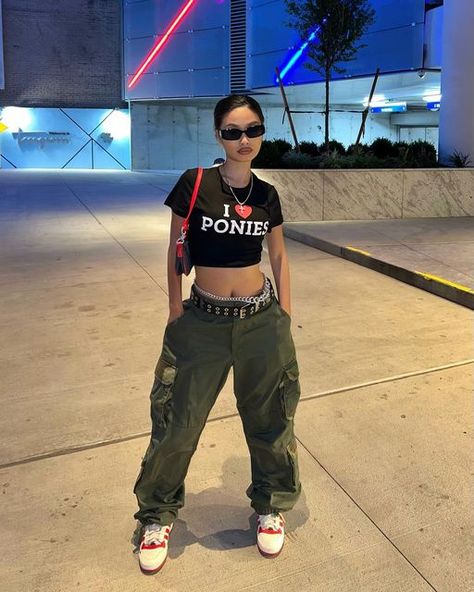 Jenny Lin on Instagram: "Vibes on me" Jenny Lin Outfits, Jenny Lin, Fall Outfits Aesthetic, Girl Baddie, Cargo Outfit, Cargo Pants Outfits, Pants Outfits, Early Fall Outfit, Shoe Inspo