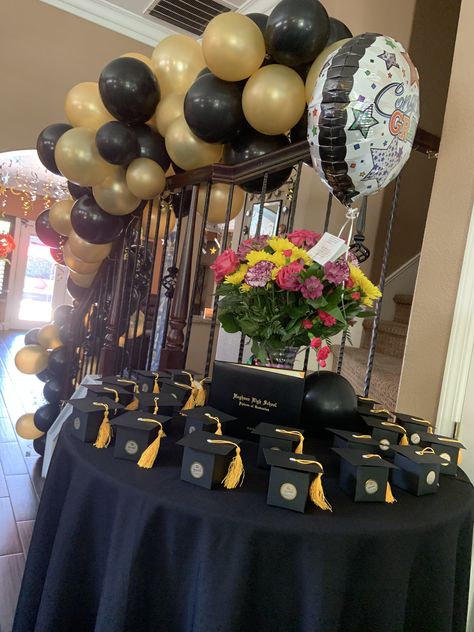 Senior Brunch Decorations, College Graduation Party Ideas Decoration Food Tables, Graduation Party Ideas Black People, University Party Decorations, Graduation Dinner Table Ideas, Graduation Brunch Ideas, Graduation Party Buffet, Graduation Gift Table, Grad Dinner