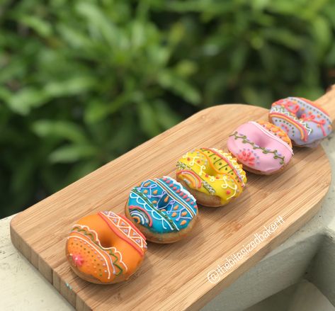 Easter Donuts Decoration, Easter Mini Donuts Ideas, Easter Donuts Ideas, Donut Designs Ideas, Easter Egg Patterns, Easter Pastries, Toffee Dessert, Donut Decorating Ideas, Donut Decorations