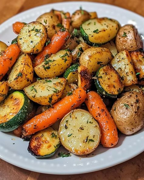 Garlic Herb Roasted Potatoes, Roasted Potatoes Carrots, Carrots And Zucchini, Roasted Veggies Recipe, Herb Roasted Potatoes, Zucchini Recipe, Tofu Dishes, Recipe For Dinner, Potatoes Carrots