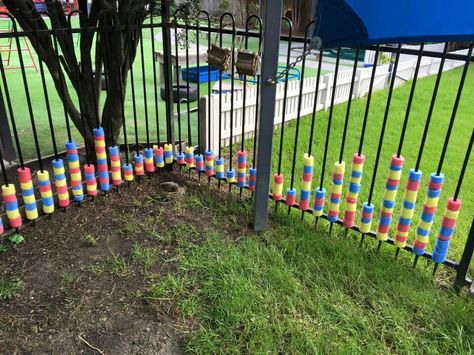 Fence decorating School Fence Decorations, Playground Fence Ideas, Reggio Playground, Playground Fence, Outdoor Fence Decor, Childrens Furniture Design, Eyfs Outdoor Area, Wall Games, Diy Kids Playground