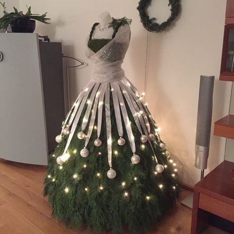 Glitter Christmas Trees, Dressform Christmas Tree, Classy Christmas Decorations, Christmas Mannequin, Xmas Dresses, Mannequin Ideas, Dress Form Decor, Library Christmas, Dress Form Christmas Tree