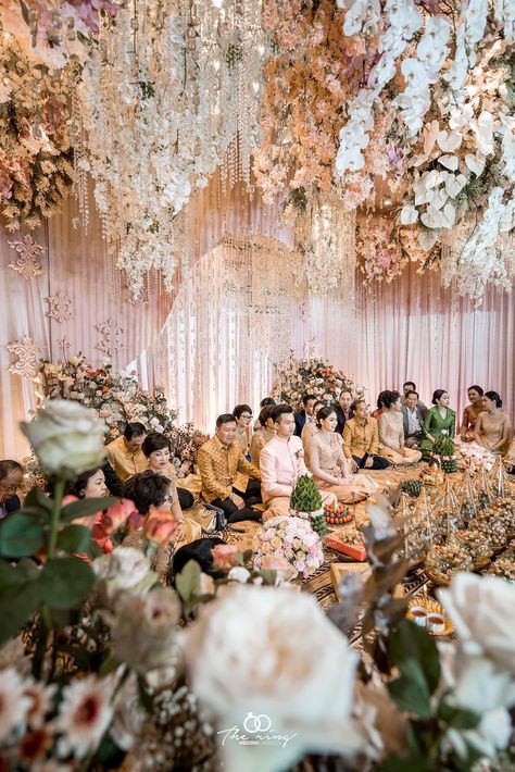 Cambodian Wedding, Thai Wedding, Khmer Wedding, American Wedding, Cute Wedding Ideas, Wedding Table Decorations, Wedding Shots, Asian Wedding, Fairytale Wedding