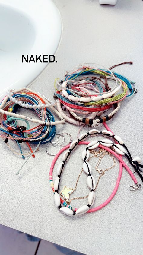 Summer Jewelry Aesthetic Bracelet, Boho Surfer Aesthetic, Preppy Pura Vida Bracelets, Pura Vida Bracelets Stacked, Beach Aesthetic Jewelry, Pura Vida Bracelets Aesthetic, Beachy Jewelry Aesthetic, Diy Pura Vida Bracelets, Beach Bracelets Aesthetic