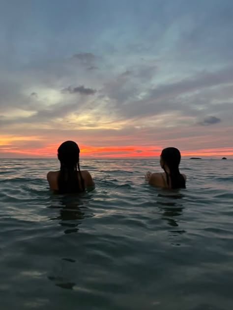 People In The Ocean Aesthetic, Ocean Aesthetic Friends, Ocean With Friends Aesthetic, Sunset Swim Aesthetic, Sea Swim Aesthetic, Swimming In Sea Aesthetic, Beach Sunset With Friends, Beach Sunset Friends, Sunset Beach Photos Friends