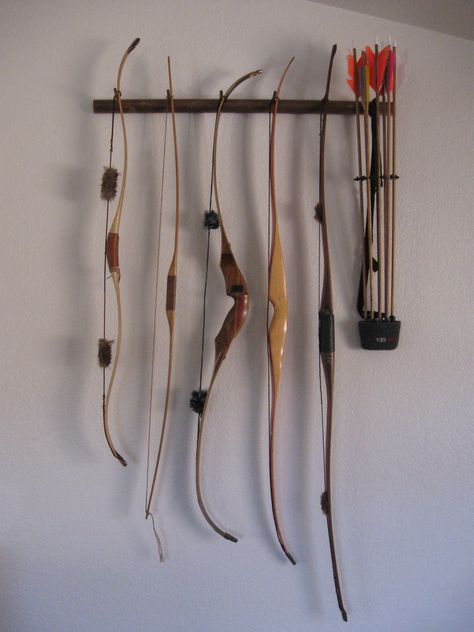 I built this rack to display my longbow and recurve bows. The main beam is a length of bannister from the hardware store, and the pegs for the bows are lengths of old arrows (11/32 width shafting). Bow And Arrow Storage Ideas, Recurve Bow Rack, Bow And Arrow Storage, Archery Storage, Horse Archery, Bow Rack, Bow Display, Bow Storage, Hunting Bow