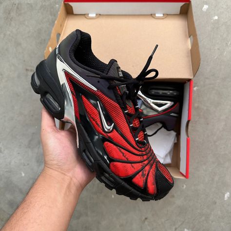 Skepta Air Max Tailwind, Nike Red Shoes, Skepta Tailwind, Nike Skepta, Nike Stuff, Shoe Goals, Red Nike Shoes, Lux Life, Hot Sneakers