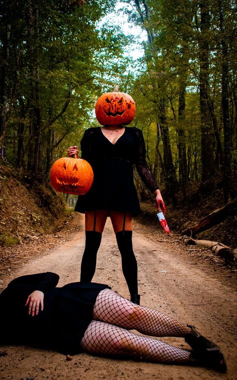 Halloween Photoshoot Ideas For Couples, Halloween Photoshoot Outfit Ideas, Halloween Photoshoot With Friends, Funny Halloween Photoshoot, Spooky Photo Shoot Ideas, Halloween Pictures With Friends, Pumpkin Head Photoshoot Friends Black, Halloween Photo Shoot Best Friends, Halloween Friends Photoshoot