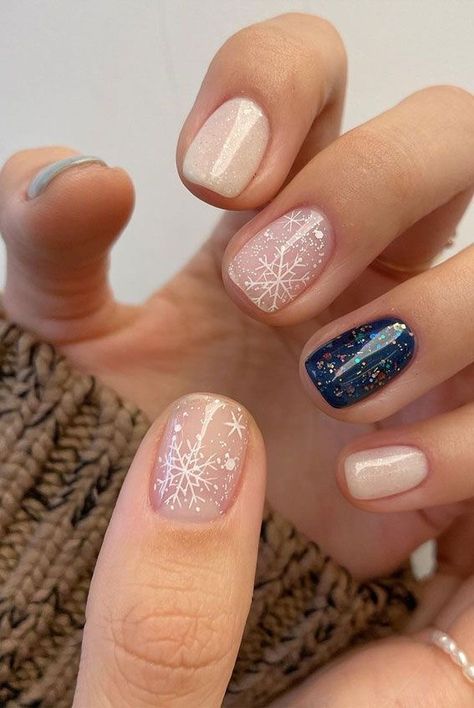 Short Xmas Nail Designs, Nagel Tips, Christmas Gel Nails, Christmas Nails Acrylic, Oval Nails, New Year's Nails, Xmas Nails, Short Acrylic Nails, Nail Shapes