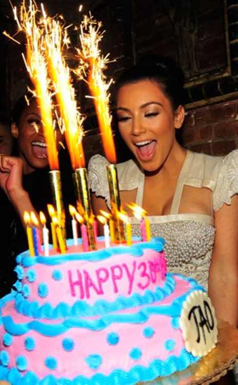 Kim Kardashian Birthday, Firework Candles, Birthday Sparklers, Fireworks Cake, Sparklers Fireworks, Cake Sparklers, Sparkler Candles, Gold Birthday Party, Birthday Cake With Candles