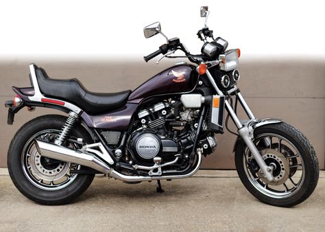 Honda Magna Bobber, V65 Magna, Honda Magna, Motorcycle Build, Trans Masc, Honda Motorbikes, Japanese Motorcycle, Honda Bikes, Retro Bike