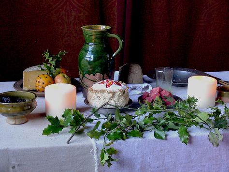 Tudor Christmas c.1560 by flambard, via Flickr Pilgrim Food, Madrigal Dinner, Tudor Christmas, Tudor Clothing, Historical Cooking, Medieval Christmas, Historical Food, Medieval Banquet, Historical Recipes