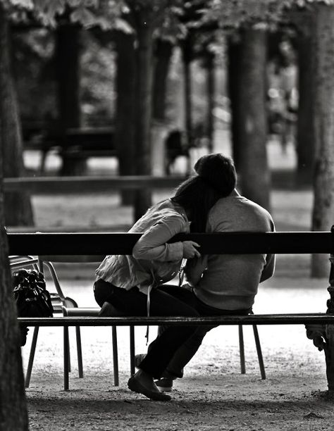 . Love And Affection, Black And White Love, Old Love, Paris Photos, Photo Couple, Jolie Photo, A Park, All You Need Is Love, Two People