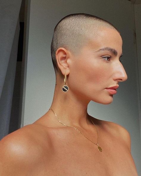 Bald Women Fashion, Shave Head, Buzzed Hair Women, Buzz Cut Women, Shaved Hair Women, Bald Head Women, Buzz Cut Hairstyles, Forced Haircut, Bald Look