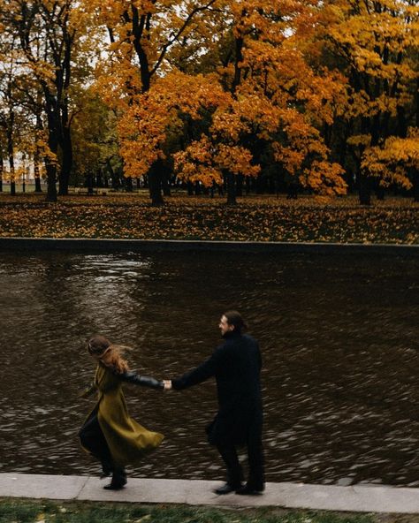 Фотограф Санкт-Петербург | СПб (@beyourself.ph) • Instagram-foto's en -video's Couple Autumn Aesthetic, Fall Couple Aesthetic, Engagement Photos Nyc, Shooting Couple, Fall City, Autumn Love, Fall Shoot, Fall Love, My Kind Of Love