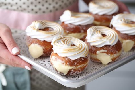 LEMON MERINGUE DONUTS - Passion For Baking :::GET INSPIRED::: Donut Flavors, Homemade Donuts Recipe, Passion For Baking, Breakfast Sweets, Homemade Donuts, Doughnut Recipe, Delicious Donuts, Köstliche Desserts, Lemon Meringue