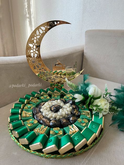 Chocolate Arrangements, Ramadan Theme, Diy Eid Decorations, Ramadan Eid Mubarak, Eid Mubarak Gift, Chocolate Recipes Homemade, Graduation Photography Poses, Eid Decoration, Graduation Photography