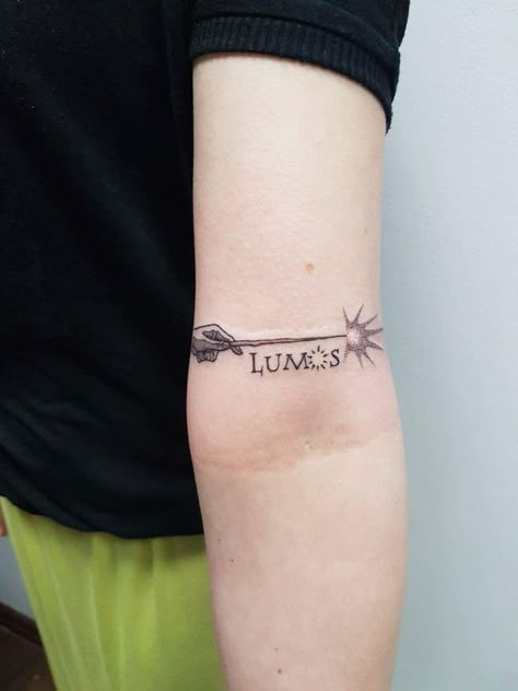 Lumos tattoo #lumos #tattoo #potterhead #potter Lumos Wand Tattoo, Harry Potter Tattoos Lumos, Harry Potter Lumos Tattoo, Lumos Tattoo Harry Potter, Nimbus 2000 Tattoo, Lumos Nox Tattoo, Stab Tattoo, Lumos Tattoo, Expecto Patronum Tattoo